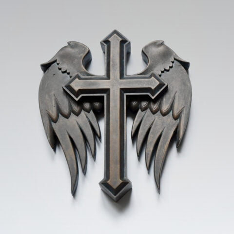 Kruis met vleugels patina