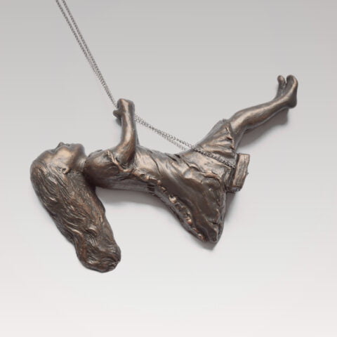 Meisje op schommel brons